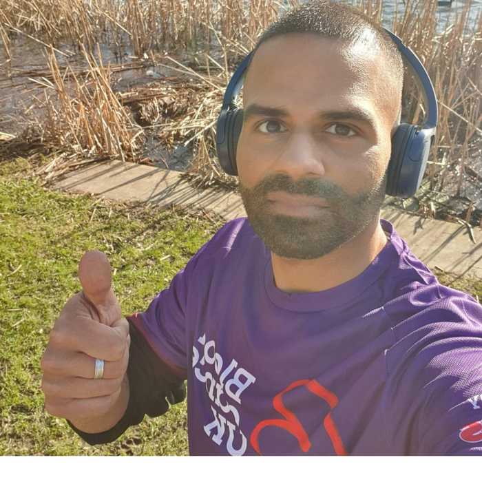 A runner in a Blood Cancer UK T shirt gives the thumbs up.